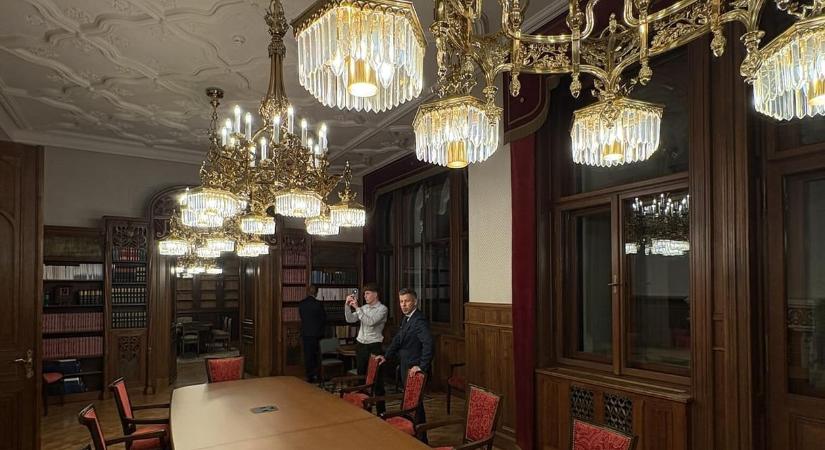 Videó: Magyar Péter megmutatta, milyen luxusból irányította Rogán Antal a gyűlöletpropagandát
