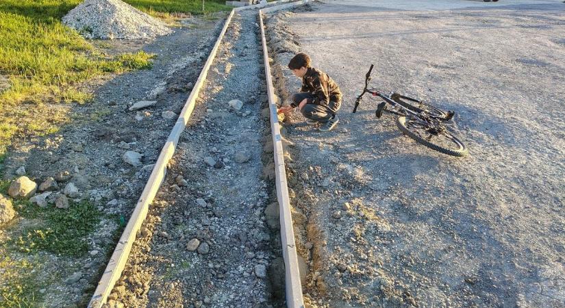 Járda épült Szakályban – az iskolás gyerekek biztonsága az első
