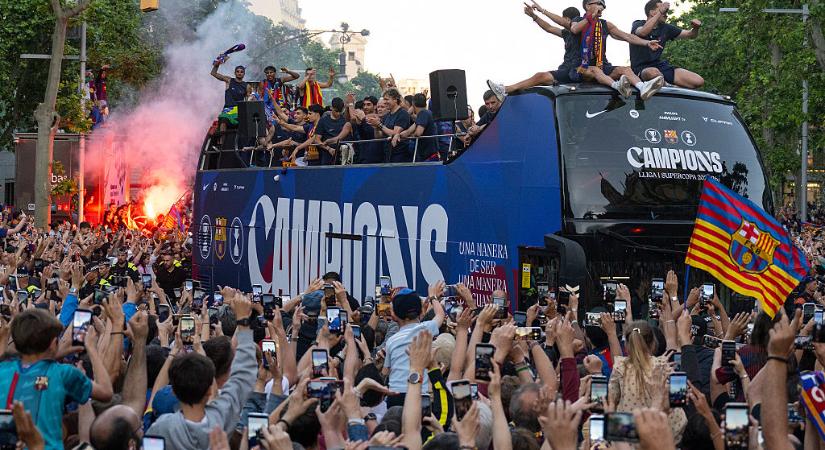 Ez ám a fieszta: így ünnepelte bajnoki címét a Barcelona a szurkolókkal – videó