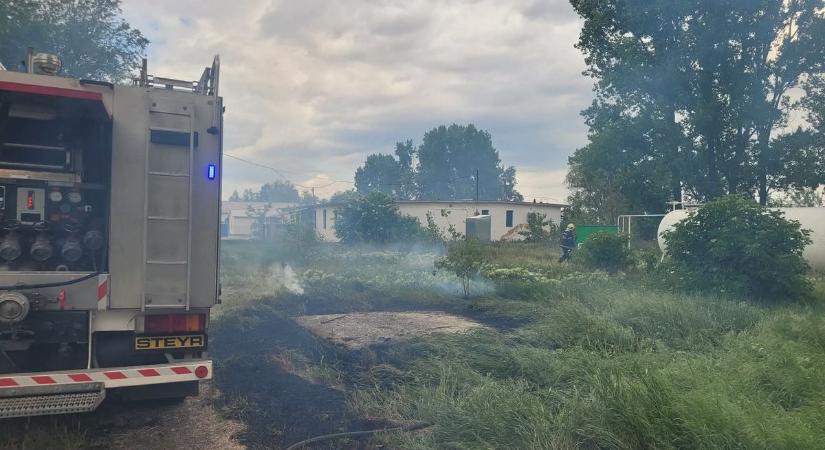 Füstfelhő Sándorfalva felett: több egység küzdött a lángokkal a határban