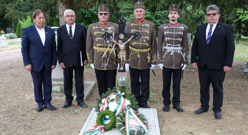 Méltó síremléket állítottak a hősszerelmes szerepekben ismertté vált zalai színésznek – megjárta a háborút is (galéria, videó)