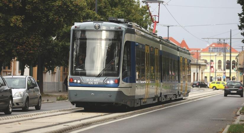Megállt a forgalom: autó és vasútvillamos ütközött Vásárhelyen