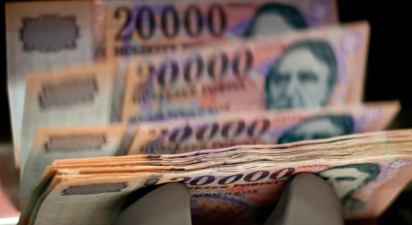 Magyar Hang: több mint 80 milliárd forintot osztott ki Rogán minisztériuma a választások előtt, Balásyéknak is jutott belőle