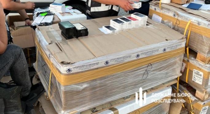 Egy kárpátaljai vámtiszt két év börtönt kapott 14 millió hrivnya értékű csempészet elősegítése miatt