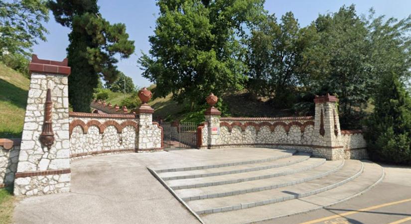 Áramot vezetett egy férfi a Zsolnay-mauzóleum kapujába