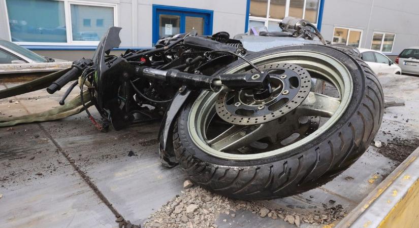 Mentő és rendőr is a helyszínre sietett: motoros és autó ütközött az Engel János úton