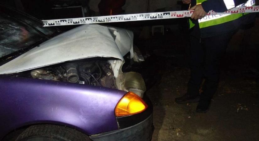 Kanyar helyett az oszlopot találta el a részeg sofőr