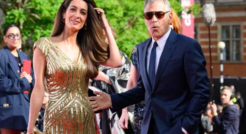 Amal Clooney arany, csillogó ruhában kápráztatta el a közönséget férje oldalán