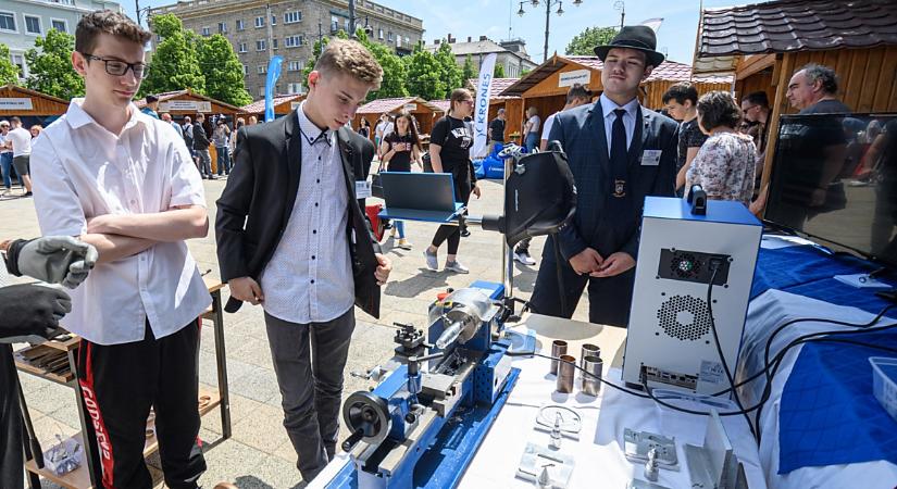 Tűzoltó lehetsz s katona, vadakat terelő juhász: jön az 5. Debreceni Szakmafesztivál