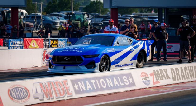 Itt a Ford új dragstere, félelmetes tempóban futja a negyedmérföldet