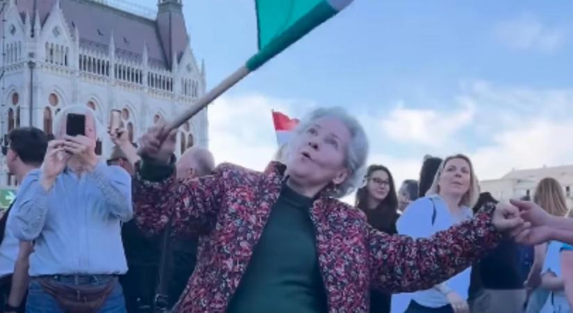 Őrület Budapesten: táncoló nagyi vitte el a show-t Magyar Péter eskütétele után