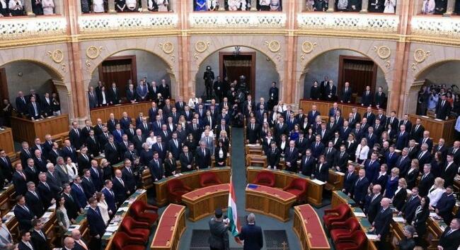 Május 12-én megalakul az új kormány, esküt tesznek a miniszterek