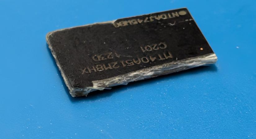 Hamis DDR5-ös So-DIMM memóriamodulok bukkantak fel, amiken memóriachipek helyett műanyag lapkák vannak