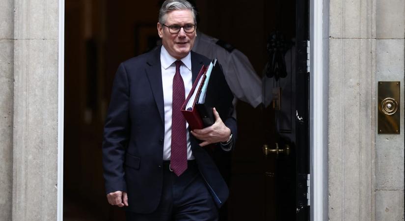 Inog Keir Starmer széke, egyelőre két kézzel kapaszkodik bele