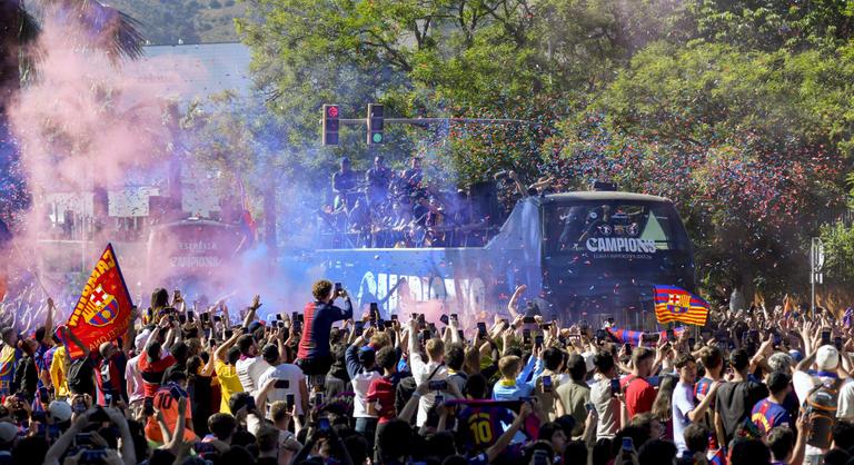 Több mint hétszázezren ünnepelték a Barcelona bajnoki címét az utcákon