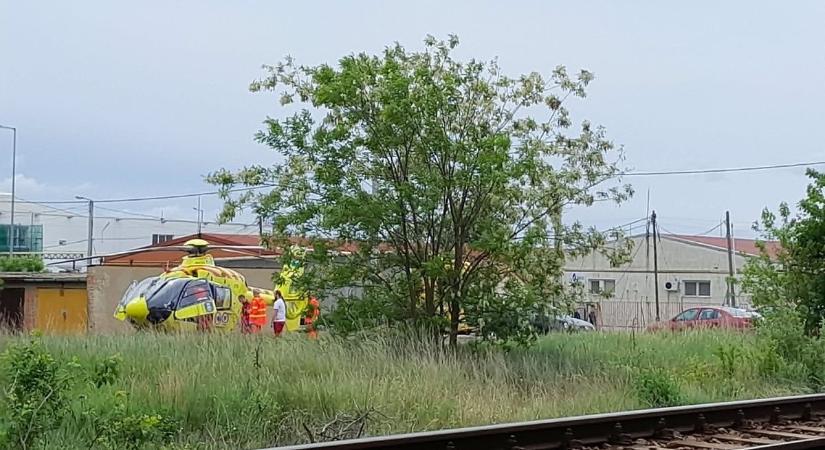 Fotókon a gyöngyösi vonatbaleset, mentőhelikopter érkezett a helyszínre