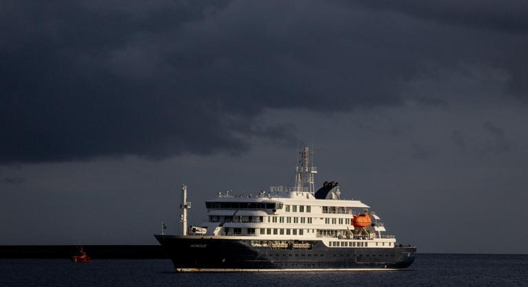 A hantavírussal fertőzött óceánjáró elhagyta Tenerifét, megszólalt a kapitány is