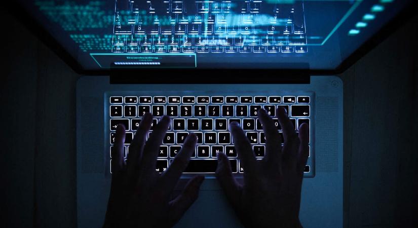 Szexképekkel zsarolt a Tisza Pártnak dolgozó, Buddhaként ismertté vált informatikus, jogerősen elítélték