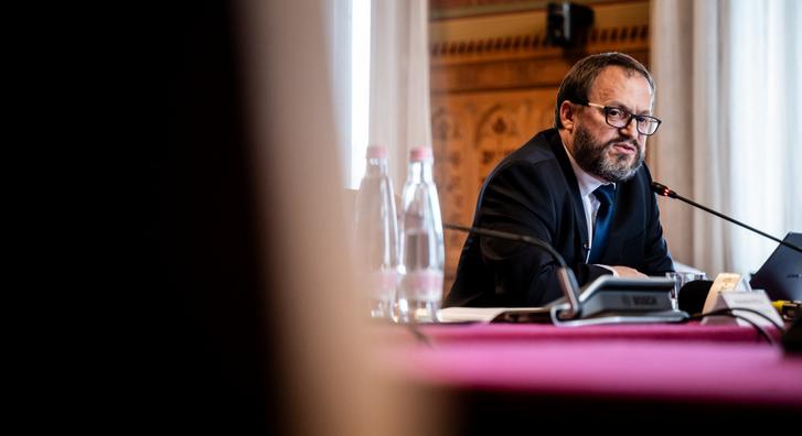 Itt a vége, Kármán Andrást is megszavazták