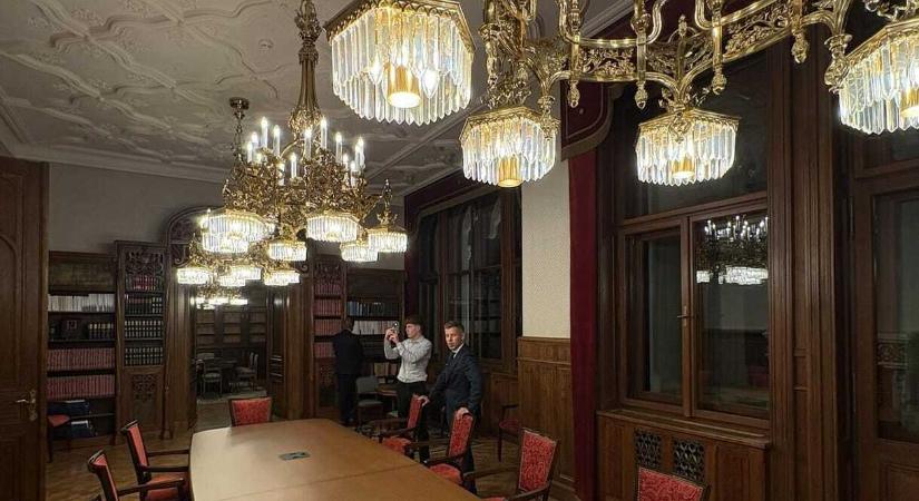 Videón mutatta meg Magyar Péter Rogán minisztériumát: szivarszoba, loft, rongyrázás, „Azt hinné az ember, hogy Svájcban élünk”