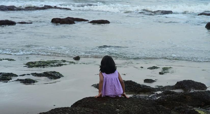 Ottfelejtették a strandoláson a 7 éves kislányt: Sokkos állapotban, zokogva találtak rá az idegenek
