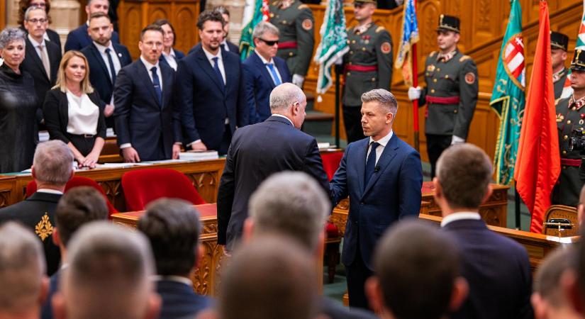 Magyar Péter leszögezte, a Tisza-kormány tagjai nem kérnek a „báb köztársasági elnök” gratulációjából