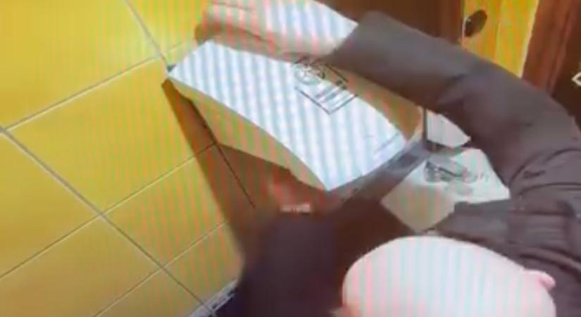 Rejtett kamerás felvétel: Drogot dugtak el a zalaegerszegi presszó mosdójában, razzia előtt