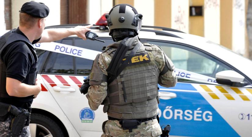 Lelőttek a terrorelhárítók egy férfit, aki riasztófegyverrel tüzelt rájuk