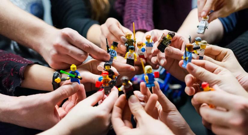 Az egész világ viccelődött David Attenboroughn, de a LEGO válasza mindent visz