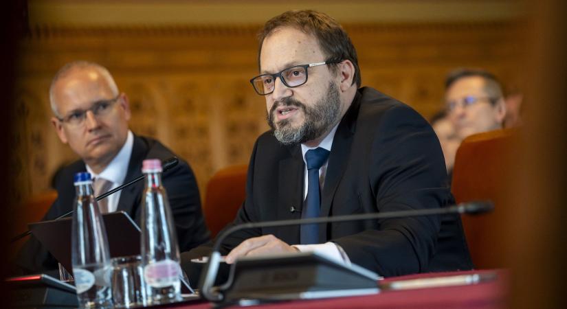 Kármán: senki sem kaphat 120 ezernél kevesebb nyugdíjat