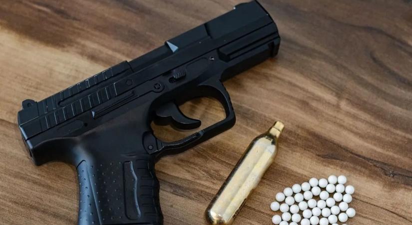 Airsoft fegyverrel vadásznak a gyanútlan járókelőkre Pesterzsébeten