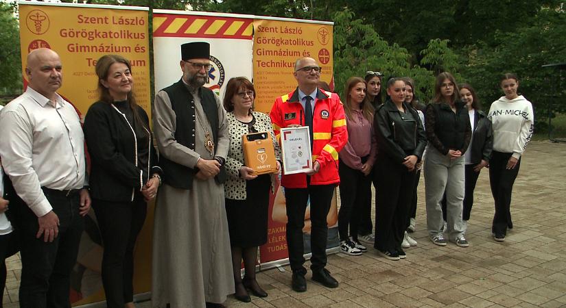Újabb debreceni iskolában van félautomata defibrillátor – videóval