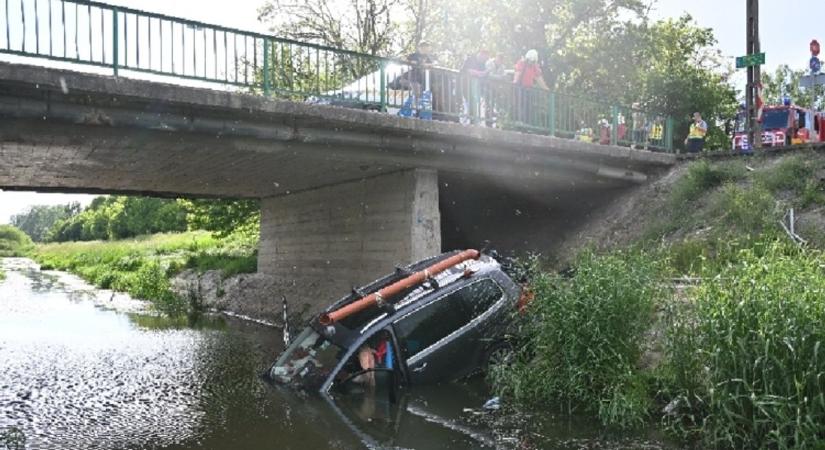 Átaludta a sofőr a becsapódást, a folyóban állt meg az autó