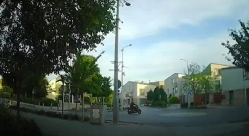 Videóra vették a veszprémi motorost: egyszerűen átvágott a körforgalmon