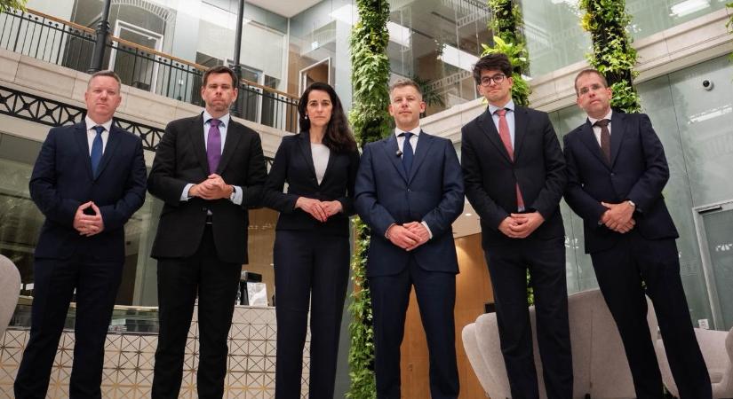 A magyar Ceaușescuk világa - Rogán luxus dolgozójában tartott tárlatvezetést Magyar