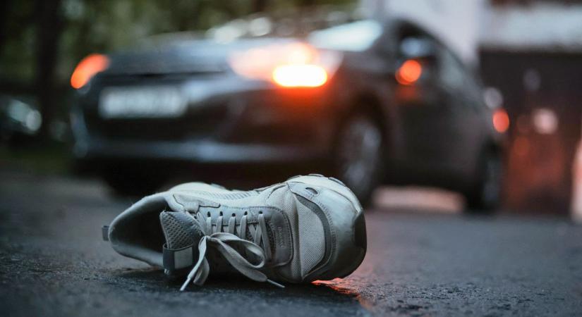 Halálra gázoltak egy gyalogost éjjel Győr mellett a 82-esen