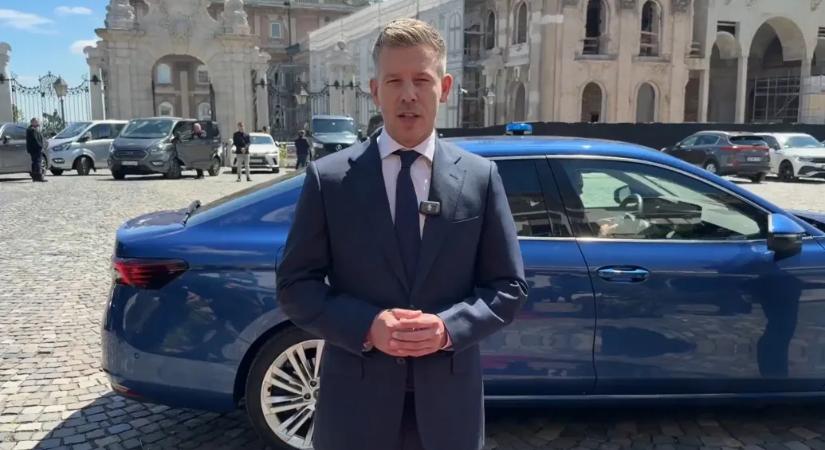 Megérkezett Magyar Péter a Sándor-palotába, ahol Sulyok Tamás átadja a kinevezési okmányokat az új kormány minisztereinek