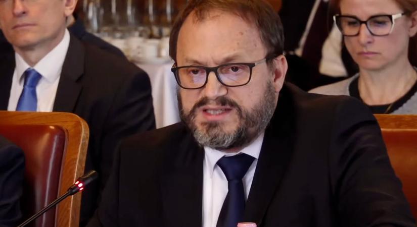 Kármán András átláthatóbb költségvetést és kiszámíthatóbb gazdaságpolitikát ígér