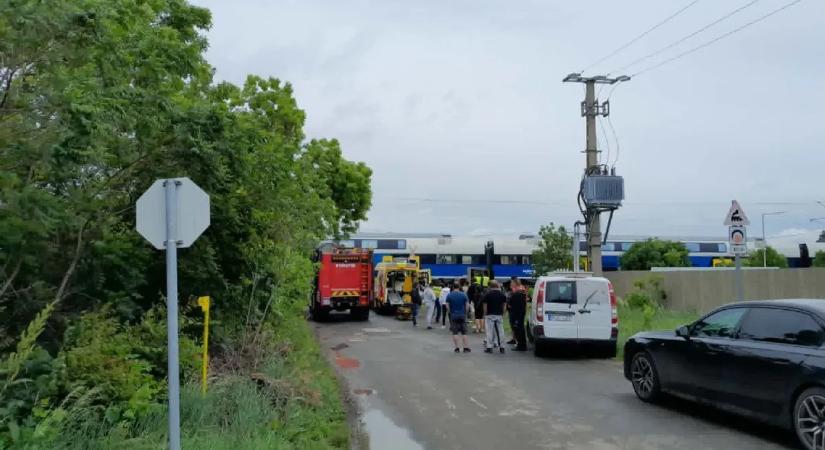 Videón és fotókon a brutális gyöngyösi vonatbaleset: mentőhelikoptert is riasztottak