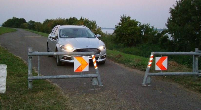Lezárták a gátsorompókat a Tisza-tónál – fő cél a kerékpárosok védelme