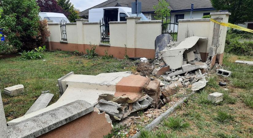 Hajnalban elszabadult a pokol Nyíregyházán! Letarolt egy kőkerítést, tűzcsapnak és villanyoszlopnak is ütközött egy autós! (fotók)