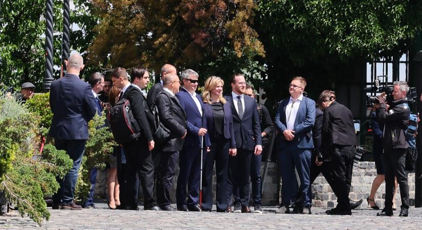Kordonok és rendőri zárás mellett érkeztek az új miniszterek a kinevezésükre a Várba
