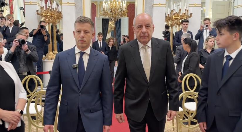 Magyar Péter megérkezett a Sándor-palotába