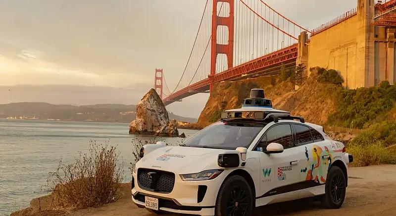 Majdnem négyezer önvezető autóját hívja vissza a Waymo
