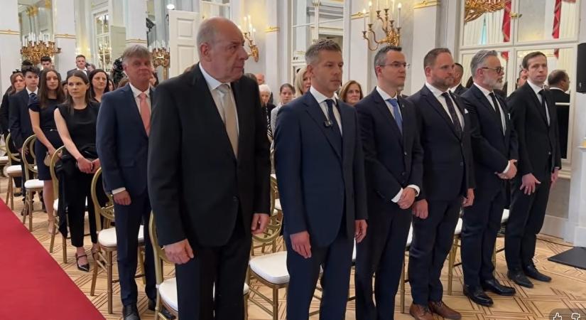 Átveszik megbízólevelüket a Magyar-kormány tagjai a Sándor-palotában