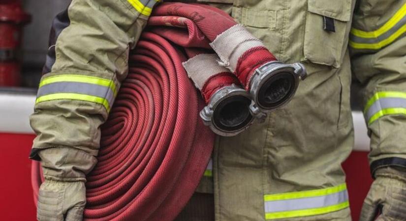 Villanyoszlop dőlt egy autóra a 25-ös főúton