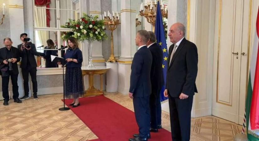 Sulyok Tamás -az ‘államférfi’- nélkül készültek a közös fotók a Sándor-palotában