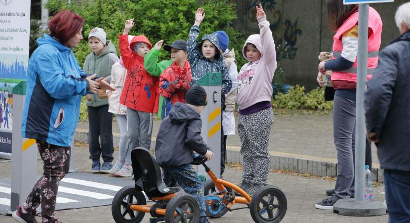 KRESZ-pálya, rolleres ügyességi feladatok – így tanulták a fehérvári gyerekek a biztonságos közlekedést (galériavideó)