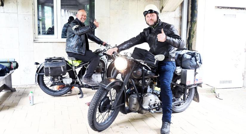 Szolnokon járt két veterán világutazó, motorjaik együttesen 150 évesek – galériával