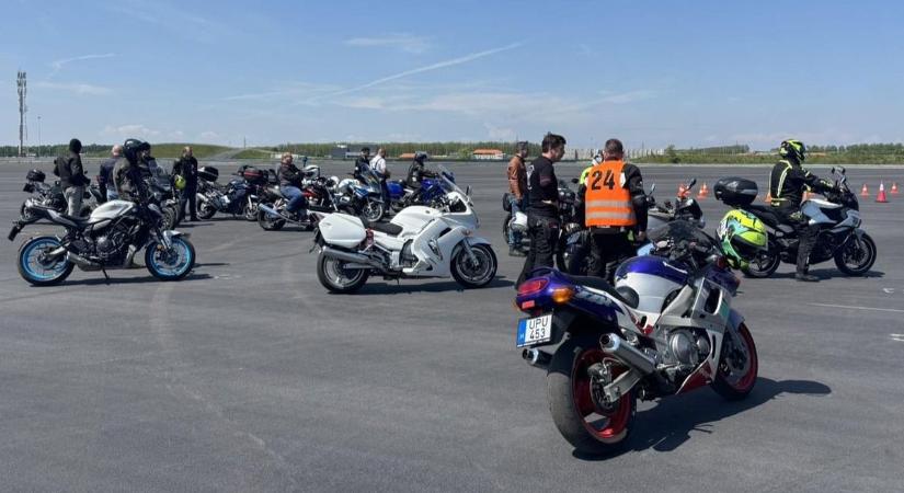 Csikorgó fékek, döntött kanyarok – 80 motoros feszegette határait Zalaegerszegen
